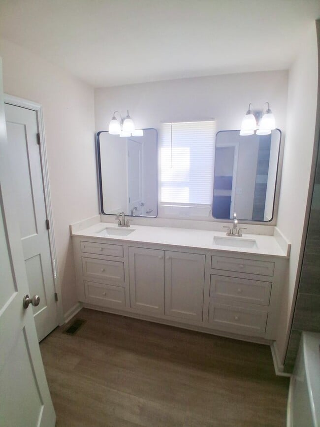Building Photo - Charming 3 Bedroom, 2 Bath Home with Garag...