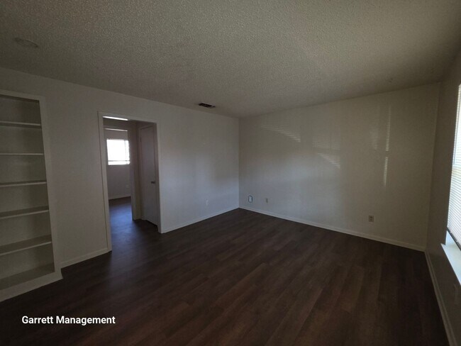 Building Photo - N Ridge 4-Plex