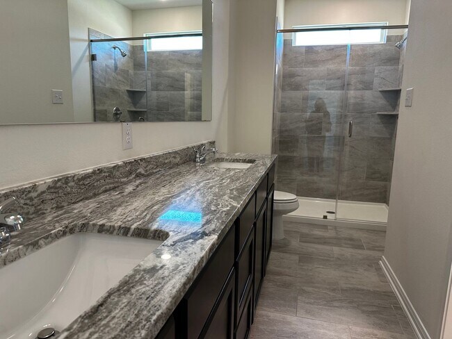 Building Photo - 4 bed 3 bath new build in the Lakes at University Place