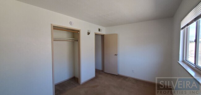 Building Photo - A Comfortable Home awaits the right Tenant!