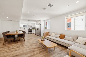 Building Photo - MH 1326 W 35th Pl