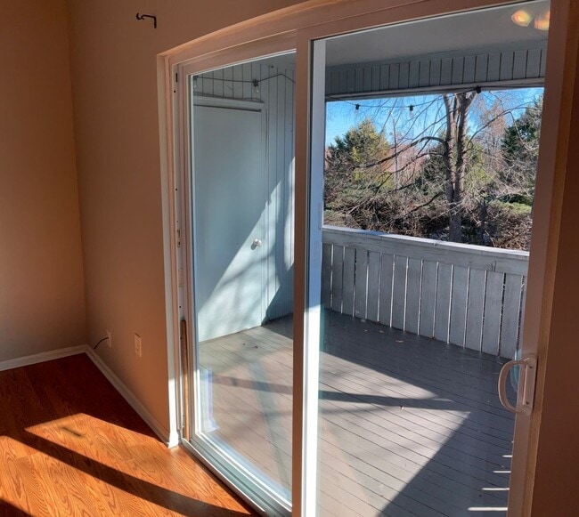 Building Photo - 2 Bedroom 1 Bath Condo with Private Deck in Hunters Chase