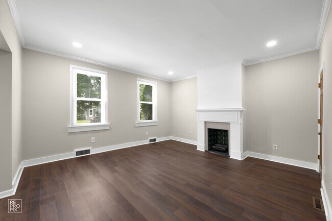 Building Photo - 714 E Jackson St