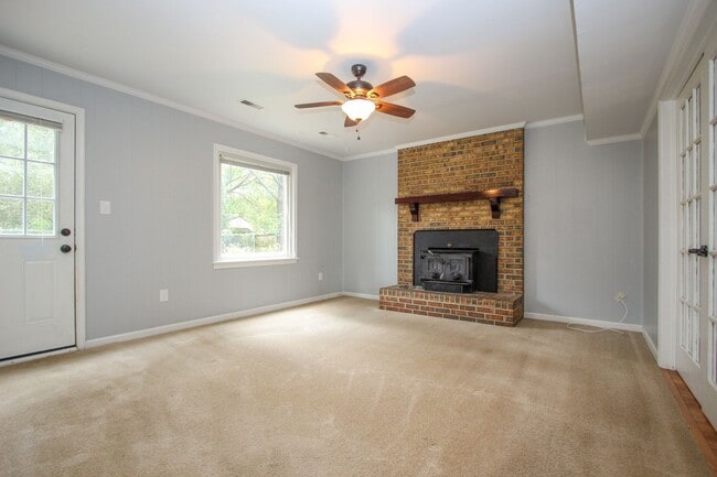Building Photo - 130 Camelot Crescent