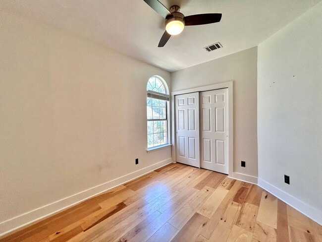Building Photo - Charming Rustic Retreat – 3 Bed, 2 Bath Si...
