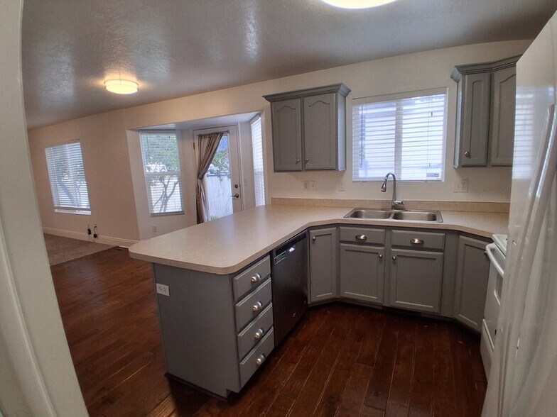 Building Photo - 1412 E 820 S