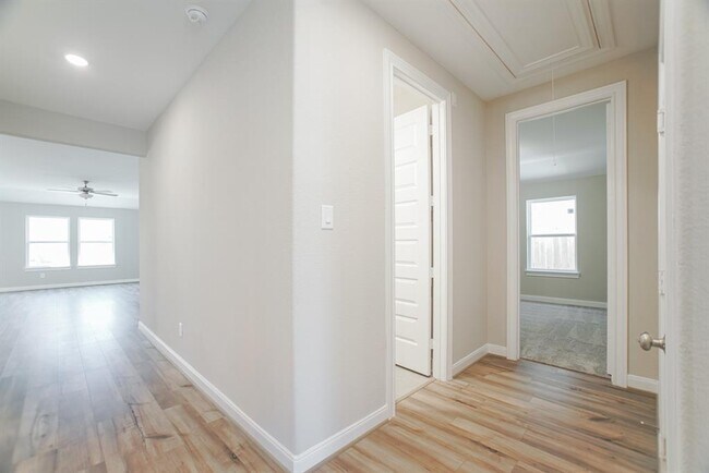 Building Photo - 9852 Pearly Everlasting