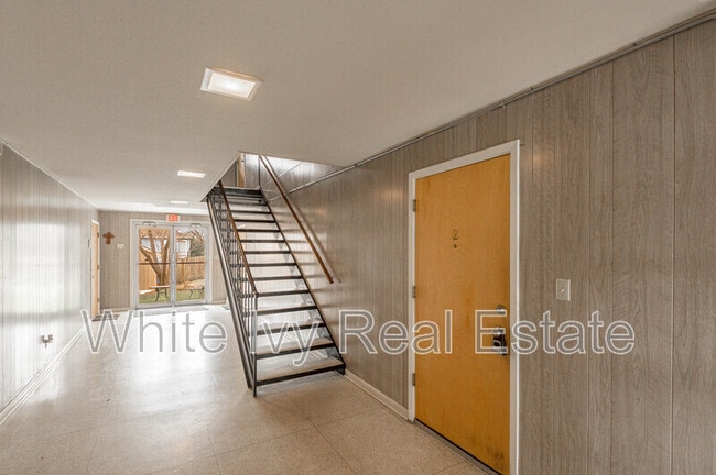 Building Photo - 818 University Ave