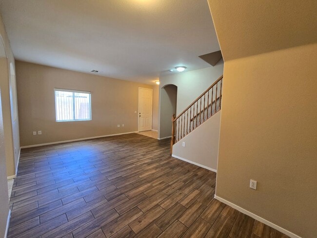 Building Photo - A Fabulous 3 Bedroom Townhouse close to NA...