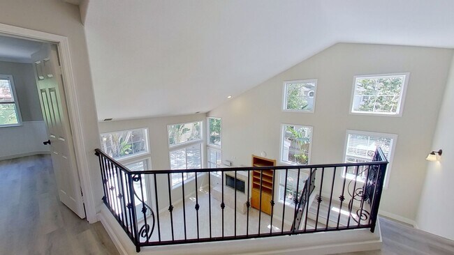 Building Photo - Spectacular and Spacious 4 Bed / 3 Bath Sa...