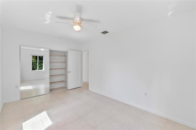 Building Photo - 931 SW 21st Ct