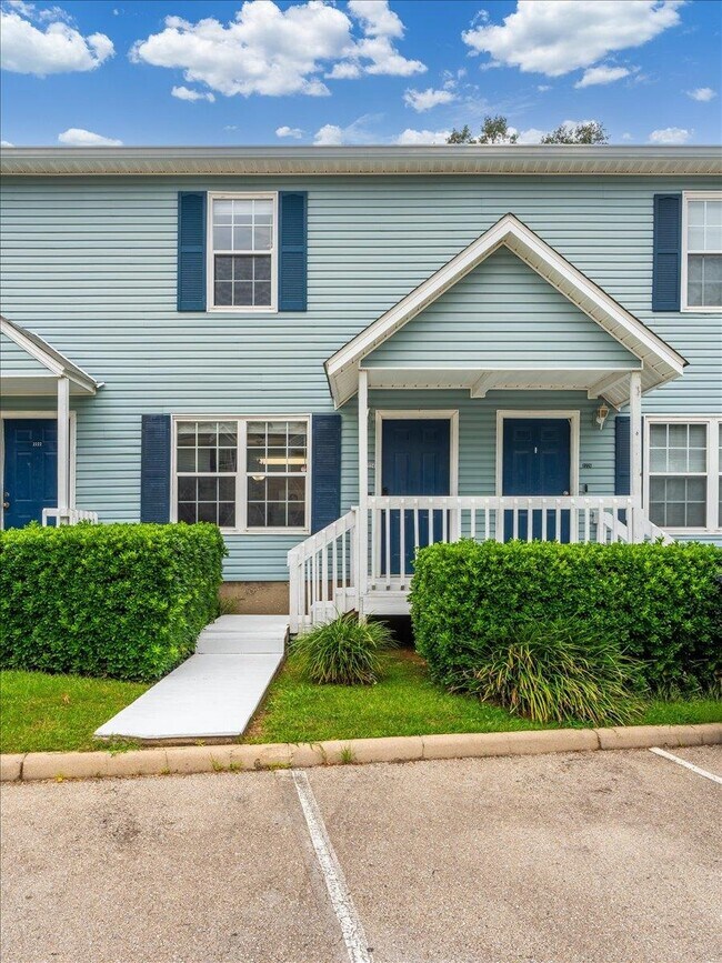 Building Photo - 2224 Timberwood Cir N