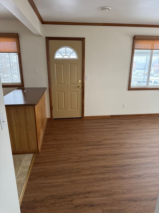 Building Photo - 2 bedroom 1 bath second floor unit