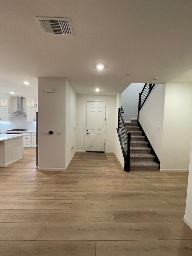 Building Photo - Beautiful new home with open floor plan av...