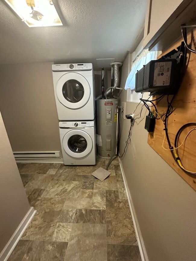 Building Photo - One bedroom, one and half bathroom, pet fr...