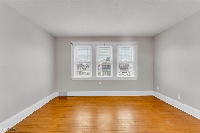 Building Photo - 10007 Parkview Ave