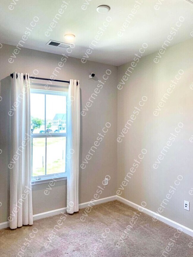 Building Photo - Gorgeous 3-Bedroom Townhouse with Modern C...