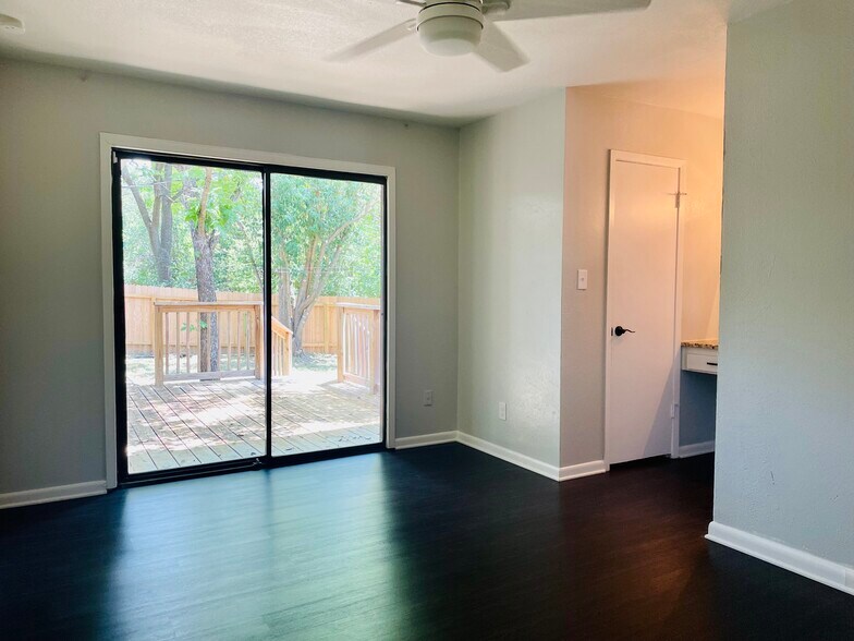 Main Bedroom with sliding doors to backyard deck - 6717 Tulsa Cove