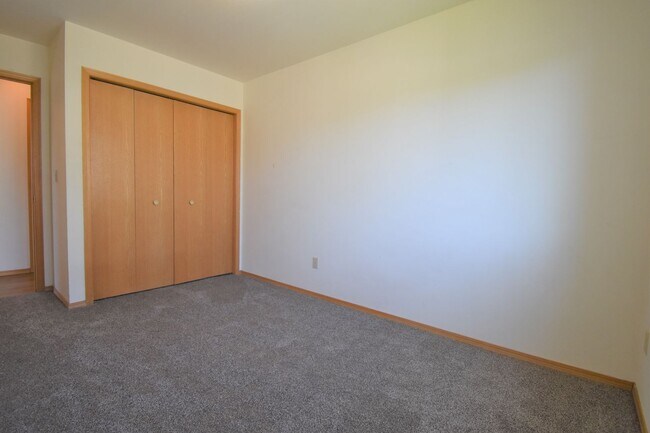 Building Photo - 3BD, 1BA Top Floor Unit