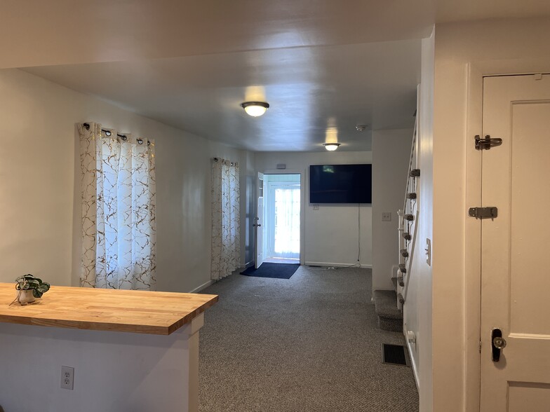 Living room/dinning area-kitchen - 114 Morgan Ave