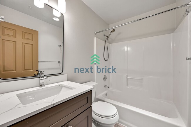 Building Photo - Beautiful 2 bed & 2.5 bath for rent