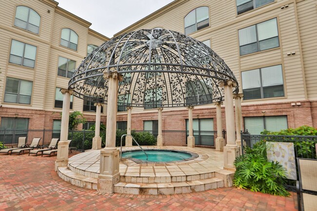 Building Photo - For Lease | 1 Bed, 1 Bath | 832 Sq Ft | Su...