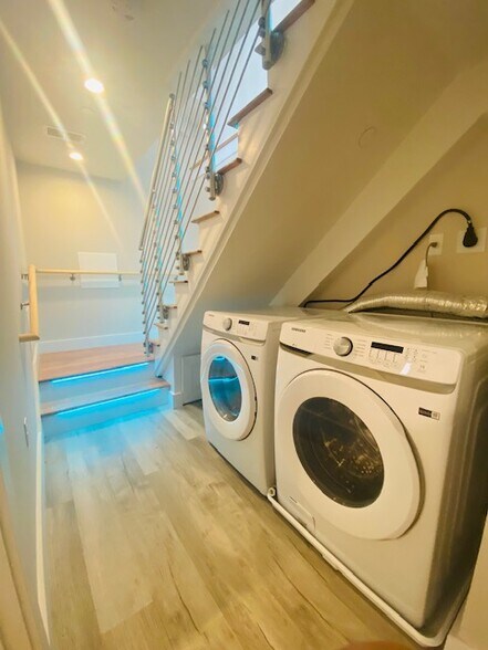 Building Photo - 2 W 3rd Street Pl