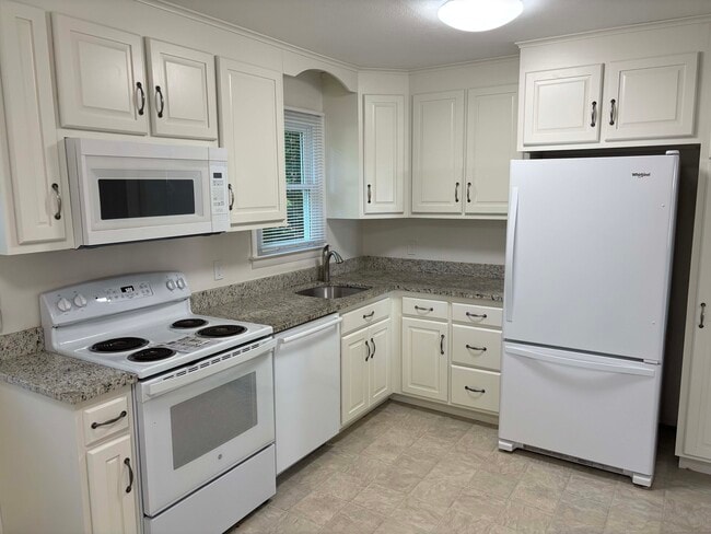 Building Photo - 42 Briarwood Dr