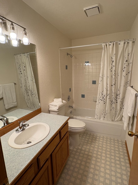 Building Photo - 2120 W Hogan St