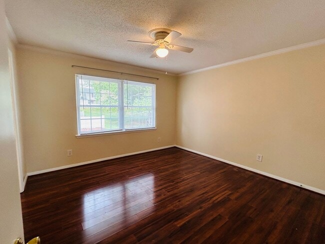 Building Photo - Charming 2 bedroom, 2.5 bathroom townhome in Greensboro w/2 master-suites/community pool