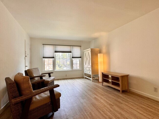 Building Photo - Renovated Condo near Stonefield Shopping! Gorgeous & ready for move in now!