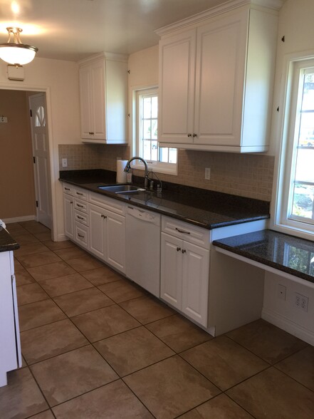 Kitchen - 1712 E Broadway