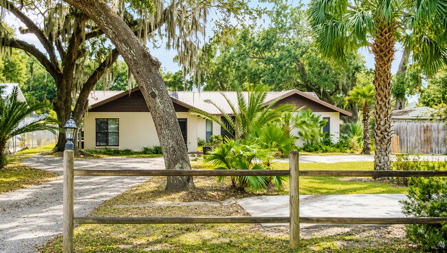Building Photo - 3-bedroom, 2-bath lake house with a 2-car garage on 1/2 acre directly on Little Lake Weir.