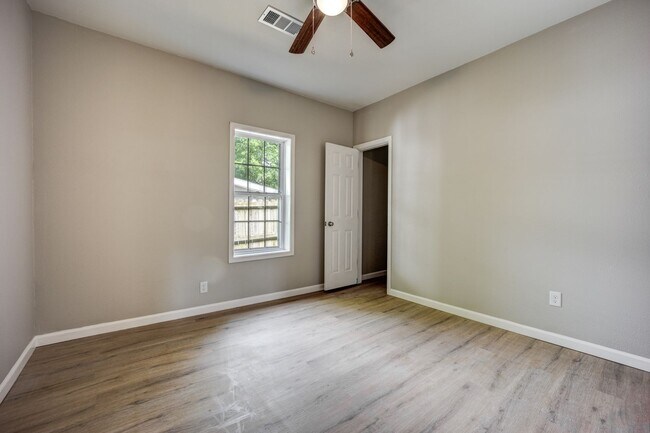 Building Photo - Freshly Updated 3 Bedroom House