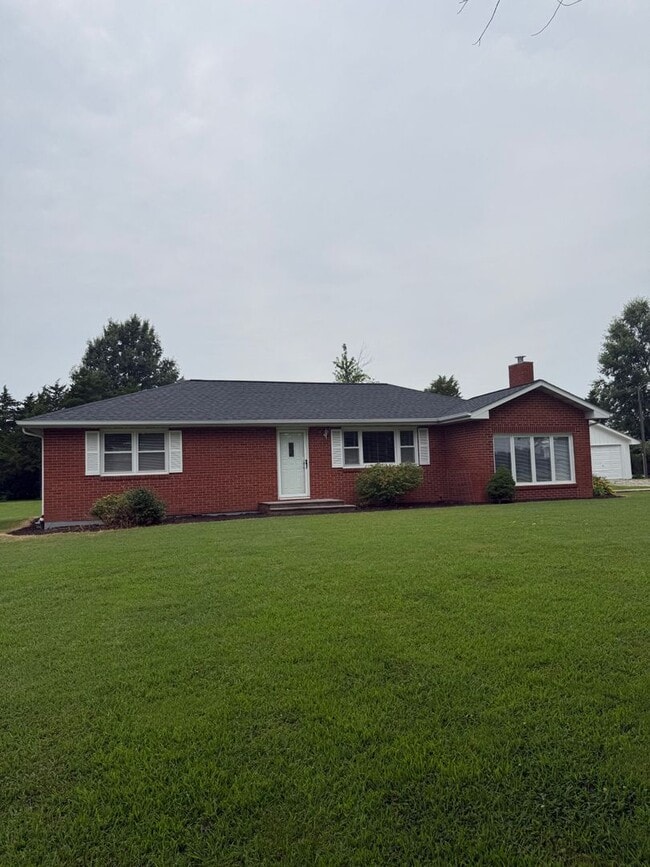 Building Photo - Charming 3-Bedroom, 3-Bathroom Farmhouse outside of Sturgeon MO - just 15 minutes from Columbia!