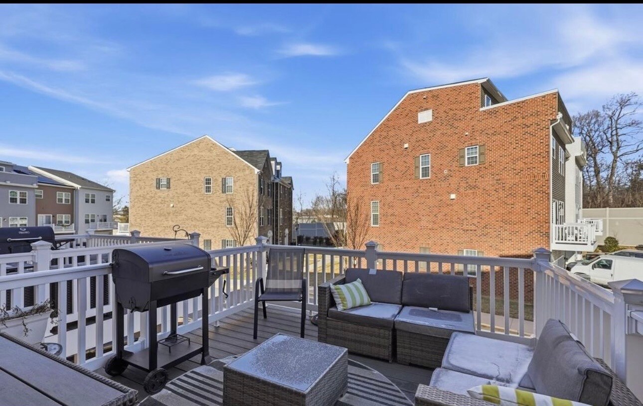 Building Photo - 703 Sky Bridge Dr