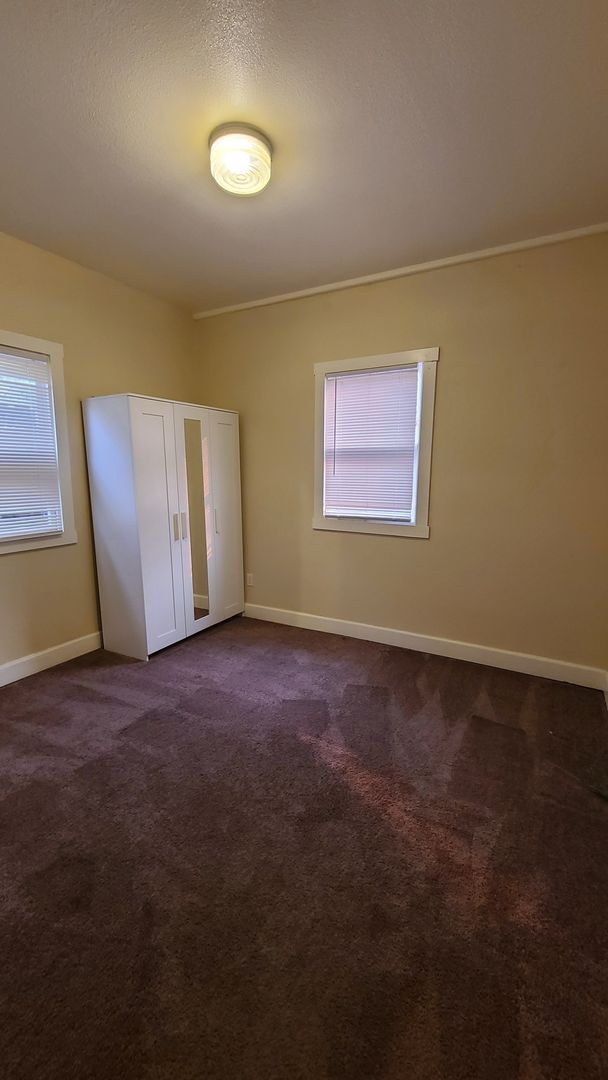 Building Photo - GREAT DOWNTOWN LOCATION!! GATED PARKING!