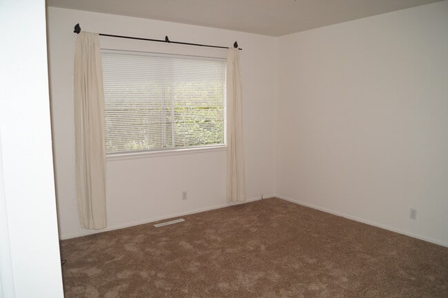 Building Photo - 1028 Sanders Dr