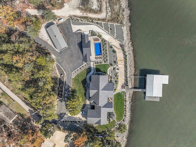 Building Photo - 201 Shady Ozark Ln