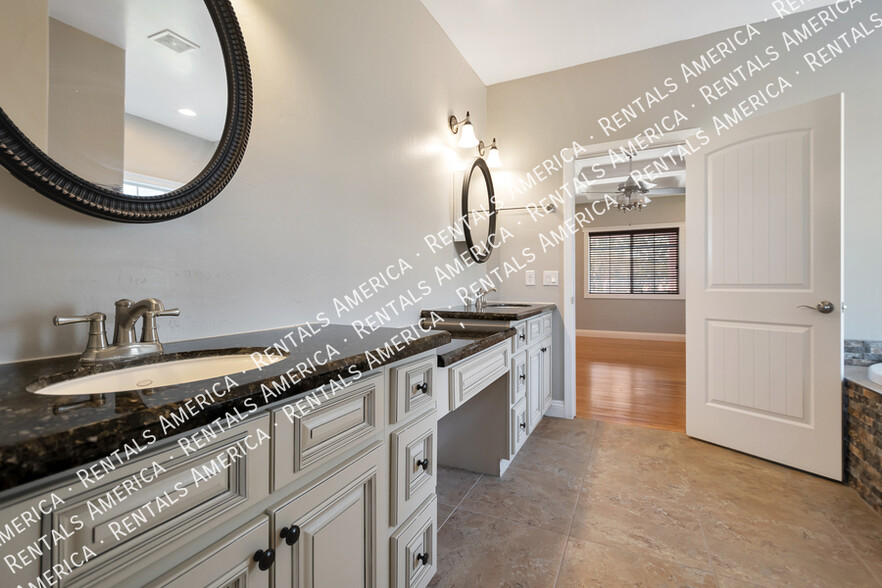 Building Photo - 16819 E Palm Beach Dr