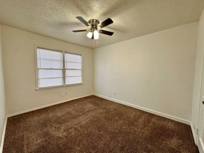 Building Photo - 3120 Chestnut Ave