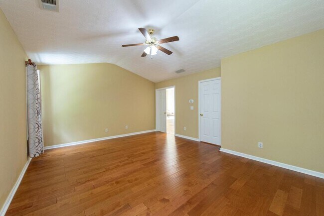 Building Photo - 2227 Longmont Dr
