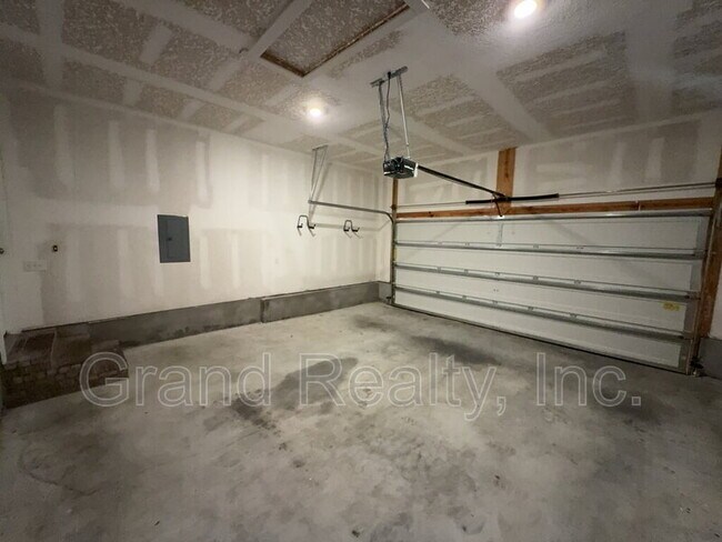 Building Photo - 5869 Danbury Blvd