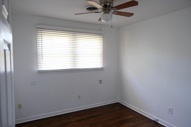 Building Photo - Charming 3/1.5 ranch style house!