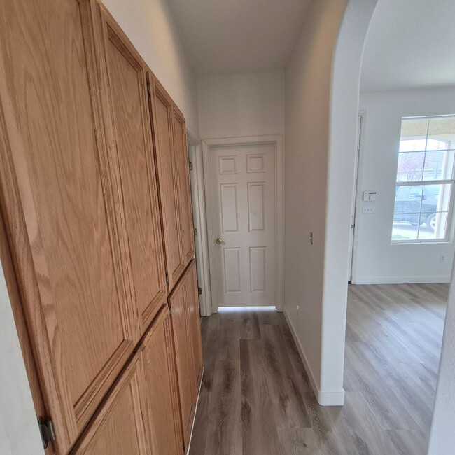 Building Photo - New Flooring throughout; Nice Elk Grove 3 bedroom home! Single story