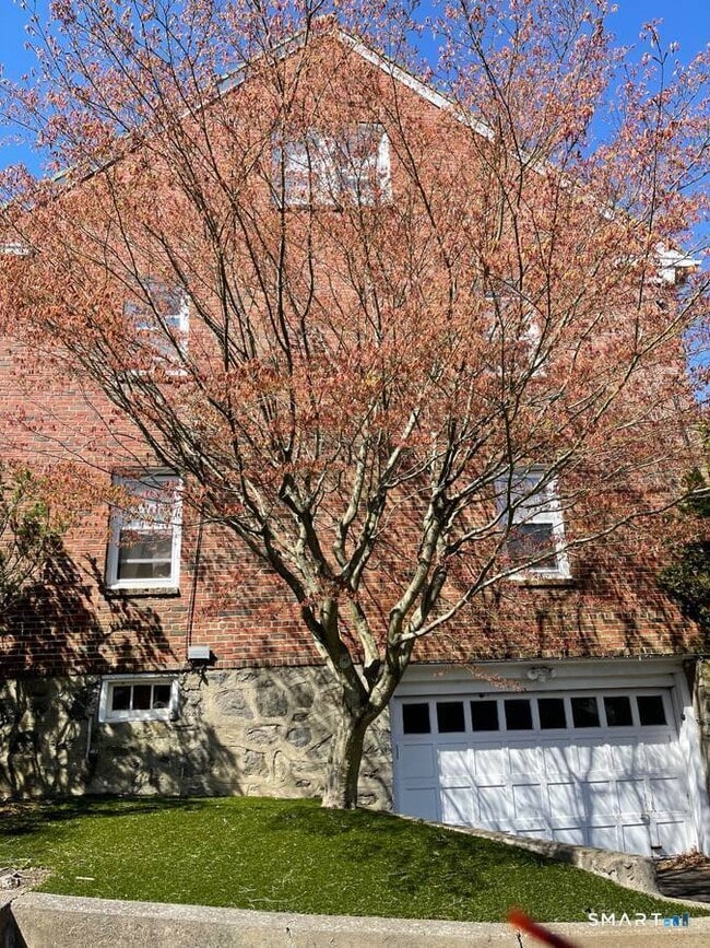 Building Photo - 53 Moshier St