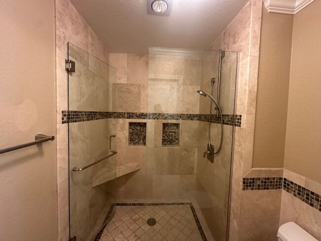 Building Photo - 3 Bed/2 Bath- Beautifully Updated Townhome...
