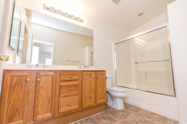 Building Photo - Available! 2 Bedroom Townhome inside Pacif...