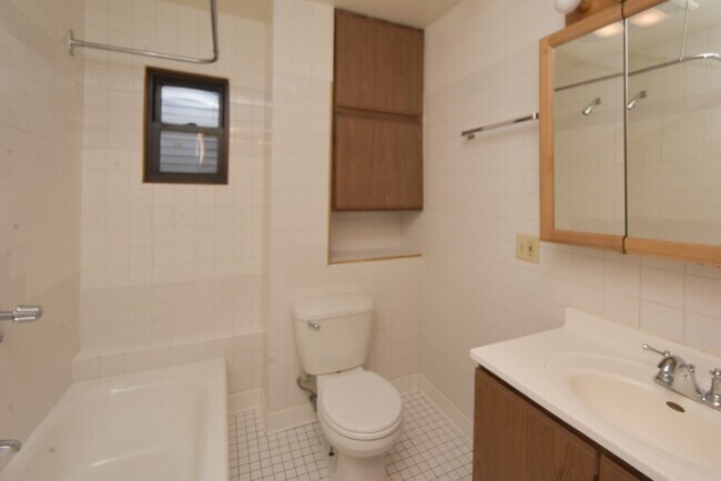 Building Photo - 1246 W Diversey Pkwy