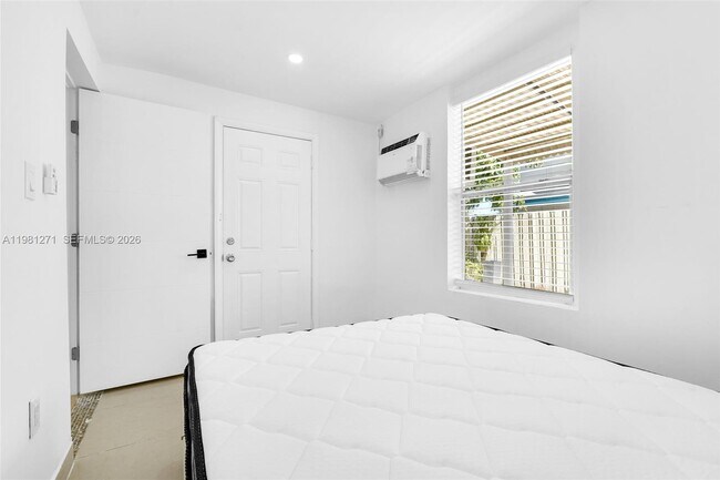 Building Photo - 2419 Coolidge St